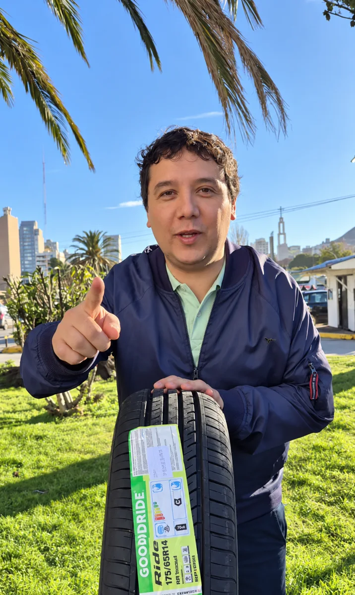 David mostrando una cubierta al aire libre