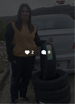 Una clienta junto a las cubiertas recibidas y su vehículo