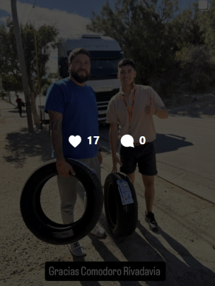 Dos personas con las cubiertas de una entrega en Comodoro Rivadavia