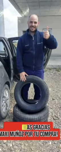 Un cliente junto a su vehículo y las cubiertas recibidas