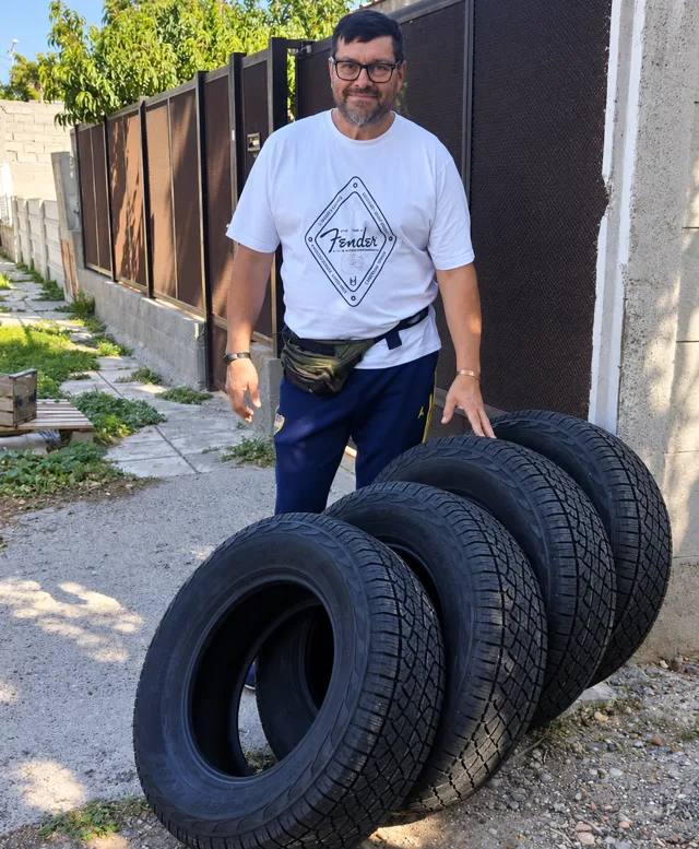 Un cliente junto a cuatro cubiertas