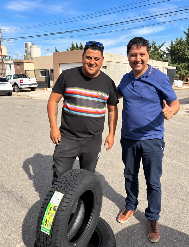 Dos personas junto a cubiertas en la calle