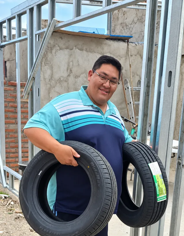 Un cliente sosteniendo dos cubiertas