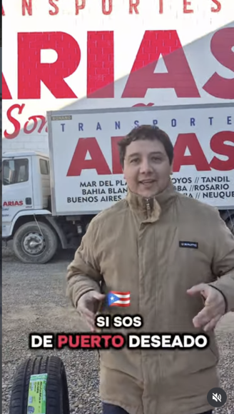 David con una cubierta frente a un camión de Transporte Arias